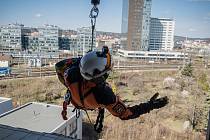 Cvičení leteckých záchranářů Jihomoravského kraje k záchraně osob z výškových budov.