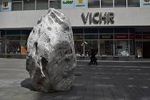 Socha Asteroidu v Kobližné ulici v Brně.