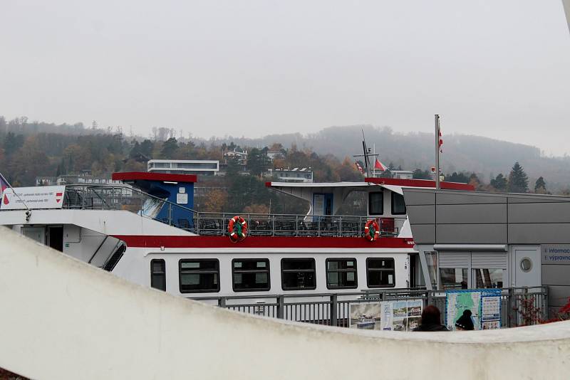 Dopravní podnik v neděli odpoledne symbolicky ukončil sezonu na Brněnské přehradě uzamknutím vodní hladiny.