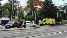 Při nehodě osobního auta a motorky se zranil ve čtvrtek dopoledne v brněnské ulici Koliště jeden člověk.