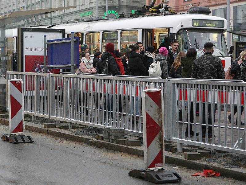 Před hlavním nádražím přibylo zábradlí. Chodci tak už nemohou k tramvajím přímo, musí podchodem nebo po přechodu u pošty.