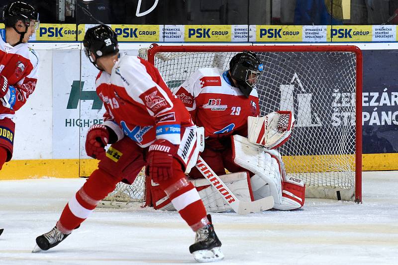 Domácí HC Kometa Brno (bílá) proti HC Olomouc po nájezdech zvítězila 4:3.