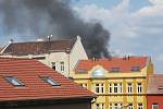 Vysokozdvižný vozík na nákladním autě začal hořet v sobotu kolem třetí hodiny odpoledne v brněnské ulici Dornych.