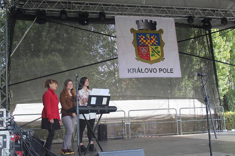 Park na brněnském Slovanském náměstí se v sobotu naplnil lidmi, kteří přišli oslavit letošní ročník Erbovních slavností Králova Pole.