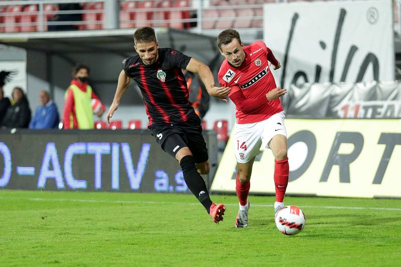 Brněnští fotbalisté (v červeném) zdolali Viktorii Žižkov 2:1 a dostali se do vedení druholigové tabulky.