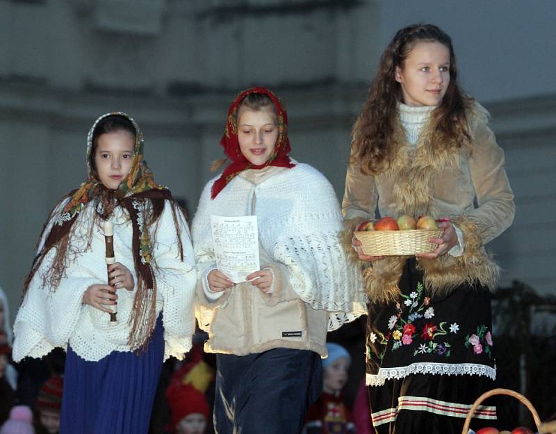  I přes nepřízeň počasí se na nádvoří benediktýnského kláštera v Rajhradu sešla asi pětistovka návštěvníků na tradičním živém Betlémě.