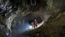 Speleolog Petr Zajíček na vypuštěné vodní plavbě v Punkevních jeskyních.