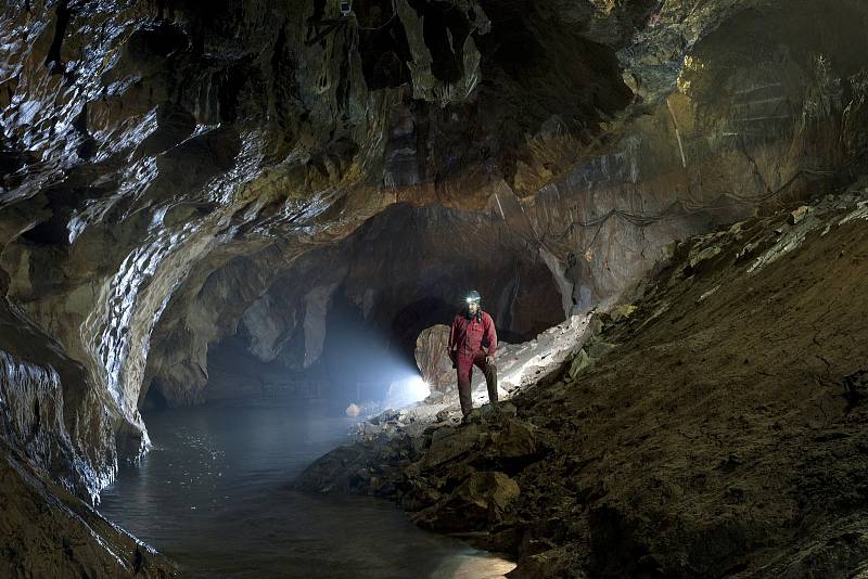 Speleolog Petr Zajíček na vypuštěné vodní plavbě v Punkevních jeskyních.