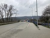 Most je pouze jednosměrný, řidiči vyjíždějící z Lelekovic zde musí dávat přednost