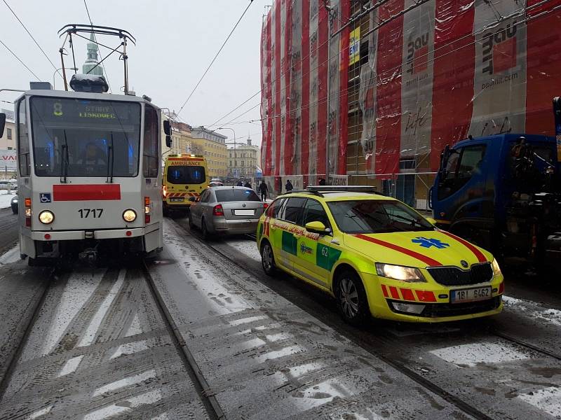 Středně těžká zranění utrpěl řidič osobního auta po srážce s tramvají v brněnské Křenové ulici.