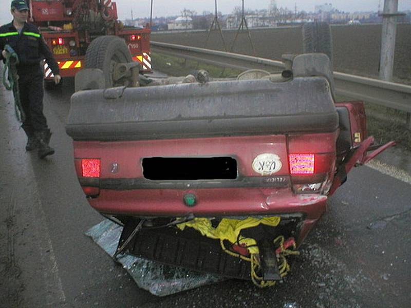 Hasiči vyprošťovali z převráceného auta v Modřicích čtyři zraněné.