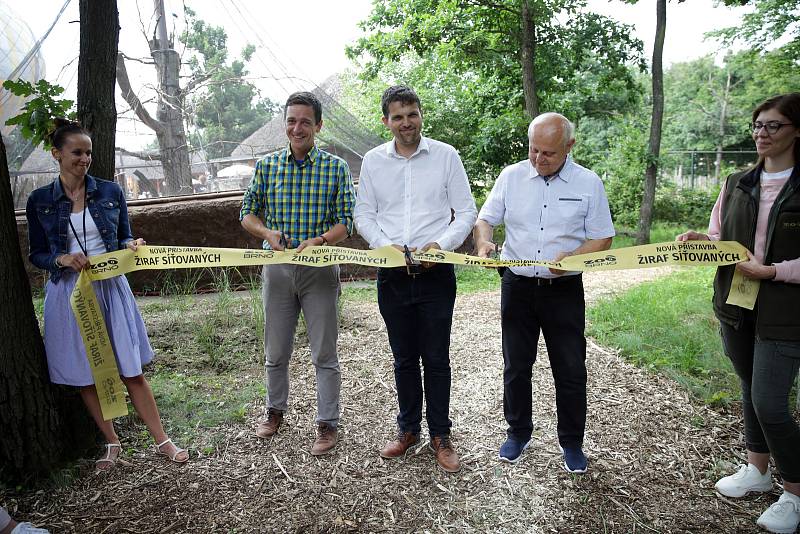 V brněnské ZOO otevřeli novou atrakci pro děti - lanovou opičí dráhu. Také nové zázemí pro žirafy.