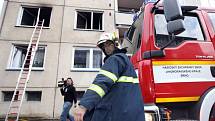Obyvatelka bytu zůstala v době požáru uvnitř bytu a hasiči se k ní nemohli dostat. Proto zvolili přístup do hořícího bytu oknem.
