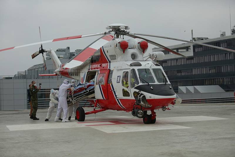Transport pacientů s covidem z brněnské Fakultní nemocnice Brno do pražské nemocnice Motol. Převoz zajišťuje vrtulník plzeňské letecké záchranné služby.