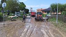 Následky přívalových dešťů odklízí devět jednotek hasičů v Přibyslavicích na Brněnsku
