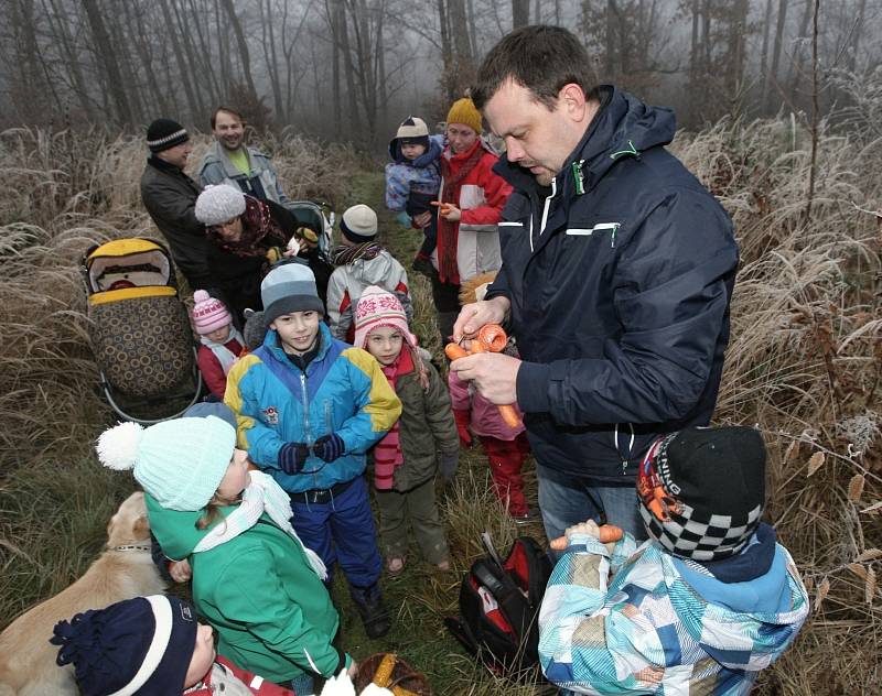 Děti zdobily vánoční stromek pro zvířata.