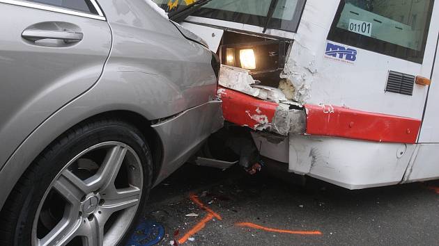 V Rooseveltově ulici v Brně se ve středu srazila tramvaj s osobním autem a vykolejila. Nehoda se obešla bez zranění.