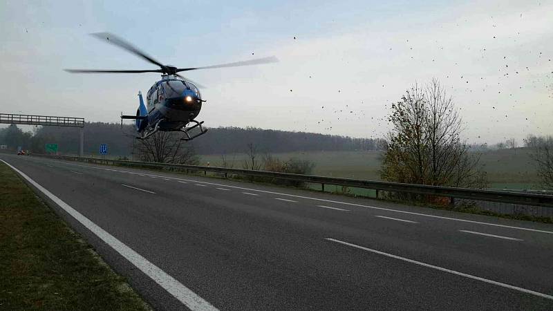 Nehoda dvou osobních aut u Pohořelic v pondělí zablokovala dopravu na dálnici D52. Krátce po půl osmé ráno na 22. kilometru kvůli ní řidiči nemohli projíždět ve směru na Brno.