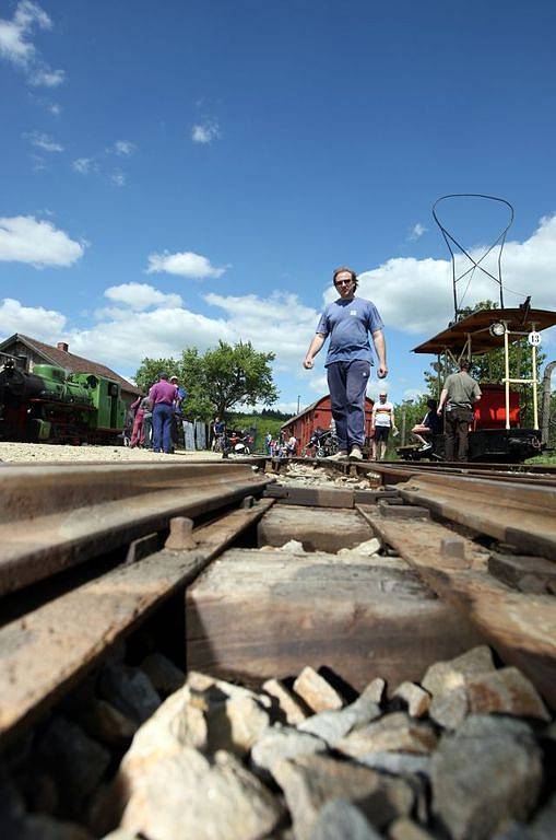 Lidé, kteří do Zbýšova přijeli, se také mohli ve vláčku na úzkých kolejích projet. Seděli ve vagonech odkrytých, uzavřených a nebo ve vozících, na nichž horníci přepravovali uhlí či jiné nerosty.