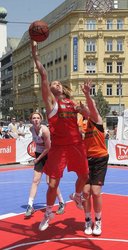 Letní šestidílný seriál basketbalové disciplíny tři na tři zavítal v sobotu také na brněnské náměstí Svobody. 