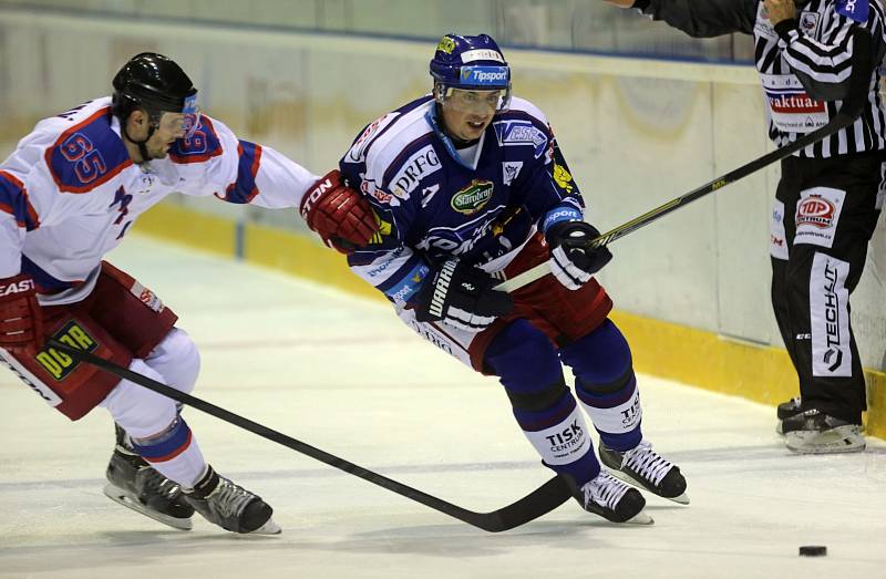 Hokejisté brněnské Komety (v modrém) porazili v moravském derby Olomouc 4:1.