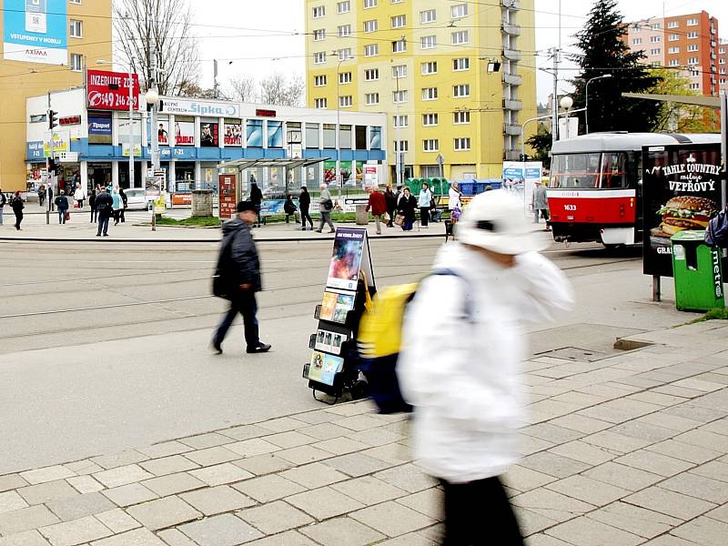 V Brně stačí chvilková nepozornost nebo rozepnutá kabelka, a cesta tramvají skončí vyřizováním nových dokladů. „Nejvíce případů krádeží máme z Mendlova náměstí," uvedl mluvčí brněnských strážníků Jakub Ghanem.