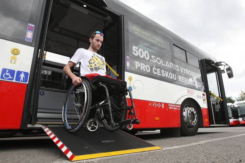 Ve čtvrtek dopravní podnik představil ve slatinské vozovně dvaadvacet nových nízkopodlažních kloubových autobusů typu Solaris Urbino 18.