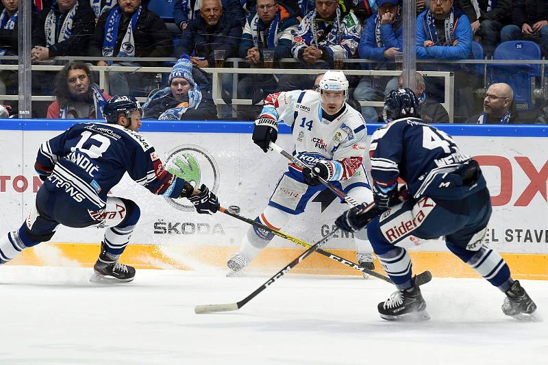 Domácí HC Kometa Brno (Tomáš Plekanec) v bílém proti HC Vítkovice Ridera