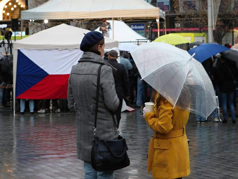 Zhruba dvě stě lidí přišlo na vzpomínkovou akci k 17. listopadu na brněnské náměstí Svobody.