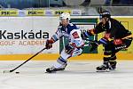 Domácí HC Kometa Brno v bílém (Ondřej Němec) proti HC Litvínov.