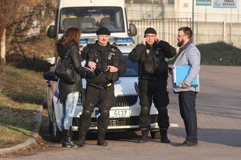 Odstraňování betonových bloků v brněnské ulici Sportovní.