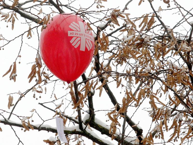 Čtvrt století od obnovení činnosti si ve středu připomněla brněnská diecézní charita. Na oslavu vypustila v pravé poledne do vzduchu pětadvacet balónků.