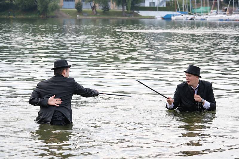 Ryby v Brněnské přehradě měly nečekané společníky. Vedle nich plavali britští elegánové. Přes rakoveckou zátoku se chtěli dostat, pro někoho možná trochu překvapivě, na pražskou burzu.