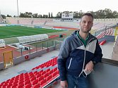 Sportovní redaktor Deníku Jaroslav Kára na maltském národním fotbalovém stadionu Ta' Qali.
