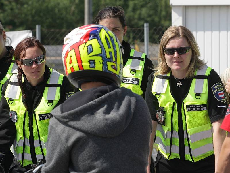 Pilotního kurzu zaměřeného na jízdu na skútru v městském provozu se v pondělí účastnilo patnáct brněnských strážníků, na Masarykově okruhu je školil závodník Karel Abraham a testovací jezdec Karel Táborský.