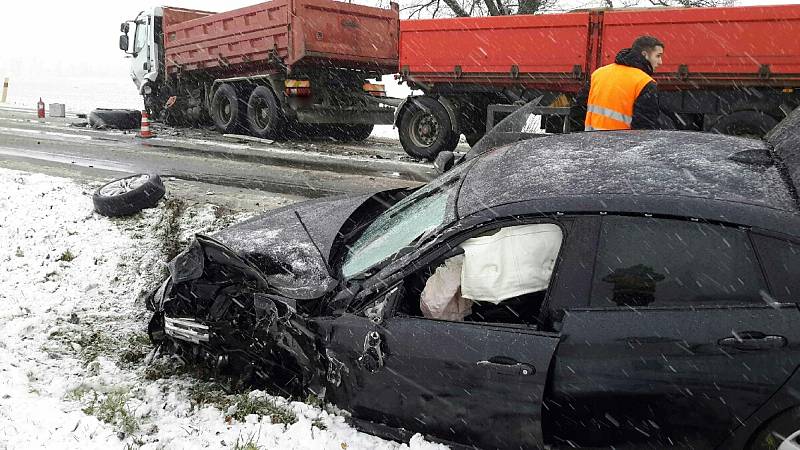 První sníh přinesl na silnicích v kraji velké množství nehod. Na snímku nehoda nákladního auta u obce Kaly na Brněnsku.