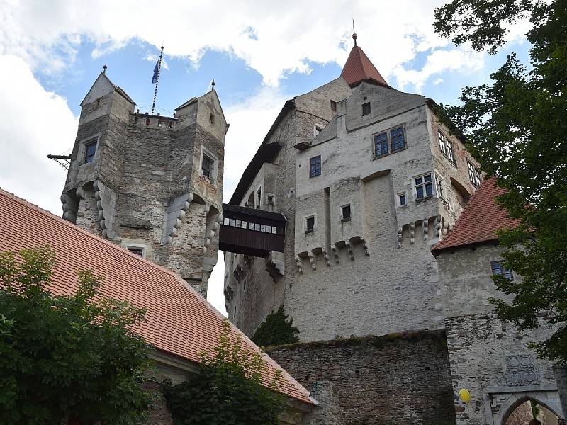 Ohlušující střelba z děl, rytířský turnaj o ruku princezny nebo cestování parním vlakem. Za historickou atmosférou prvních dnů sedmnáctého ročníku slavností Pernštejnského panství dorazily ve středu do Nedvědice na Brněnsku tisíce lidí.