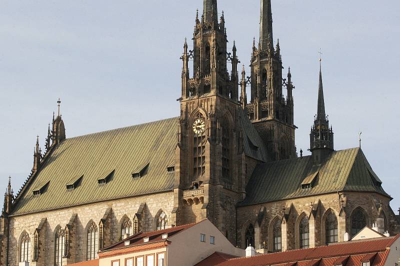 Sedmadevadesáté jubileum vyhlášení samostatného československého státu mohou lidé oslavit například na vrcholku věží katedrály svatého Petra a Pavla.