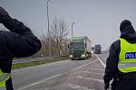 Více než tři desítky policistů z Jihomoravského kraje při kontrolní akci zaměřené na nelegální tranzitní migraci zkontrolovali společně s Celní správou přes 400 vozidel.