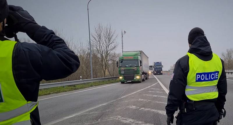 Více než tři desítky policistů z Jihomoravského kraje při kontrolní akci zaměřené na nelegální tranzitní migraci zkontrolovali společně s Celní správou přes 400 vozidel.