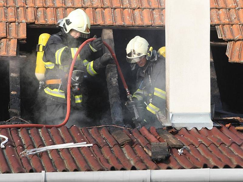 Hasiči likvidovali požár rodinného domu v Kratochvilce na Brněnsku.