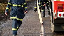 Hasiči likvidují požár průmyslové haly v brněnské Líšni.
