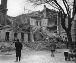 Stovky lidských životů si vyžádalo bombardování Brna. Nejprve útočily americké bombardéry, později sovětská letadla.