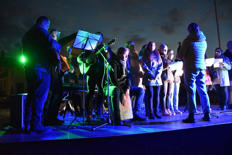 Ve Střelicích u Brna o první adventní neděli slavnostně rozsvítili vánoční strom.