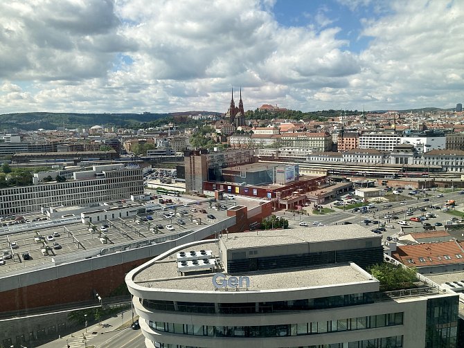 Výhled na Brno nabídne nová kancelářská budova v areálu Vlněna. Má šestnáct pater.