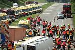 Nehoda autobusu a tří osobních aut na Staré dálnici v Brně si vyžádala čtyři oběti a 52 zraněných. Naštěstí šlo jen o rozsáhlé cvičení složek Integrovaného záchranného systému.