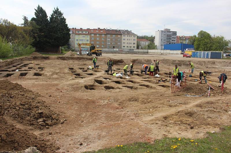 Dřív, než v Brně vznikl Ústřední hřbitov jako jedno z míst posledního odpočinku lidí, se v devatenáctém století využíval starobrněnský hřbitov v místech, kde je dnes parkoviště ve Vojtově ulici. Oblast obsadili archeologové, kteří ji chtějí prozkoumat.