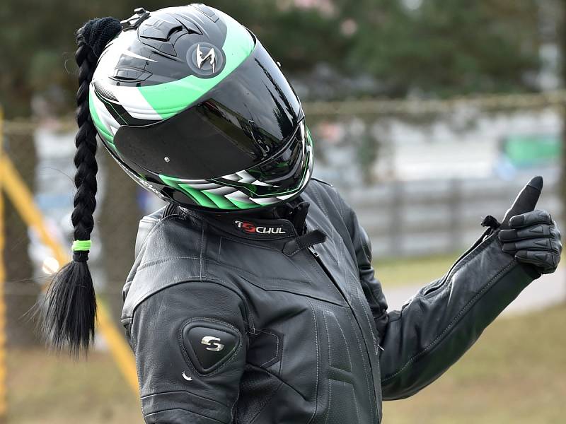 Fanoušci motorsportu v pátek po poledni již popáté uctili tragicky zesnulého italského závodníka Marca Simoncelliho. Na dráhu brněnského Masarykova okruhu vyjely stovky motorek různých značek, typů i stáří.