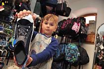 Místo přes výdejní okno už prodávají obuv pro děti v prodejně i v obchodě Obuv Květka v Židlochovicích na Brněnsku.