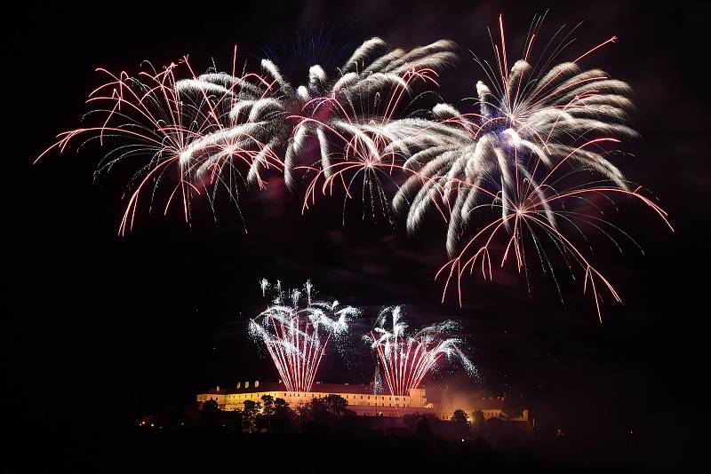 Závěrečný ohňostroj festivalu Ignis Brunensis z brněnského hradu Špilberk.